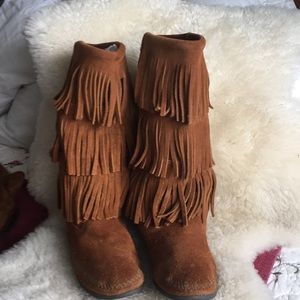 Minnetonka moccasins fringe size 9 boot over calf
